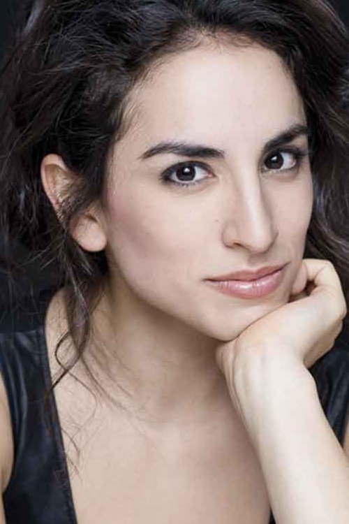 Paula Iwasaki as Estela