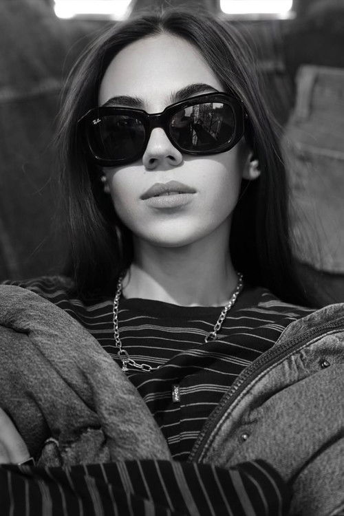 Jocelin Zuckerman as Adriana Del Río