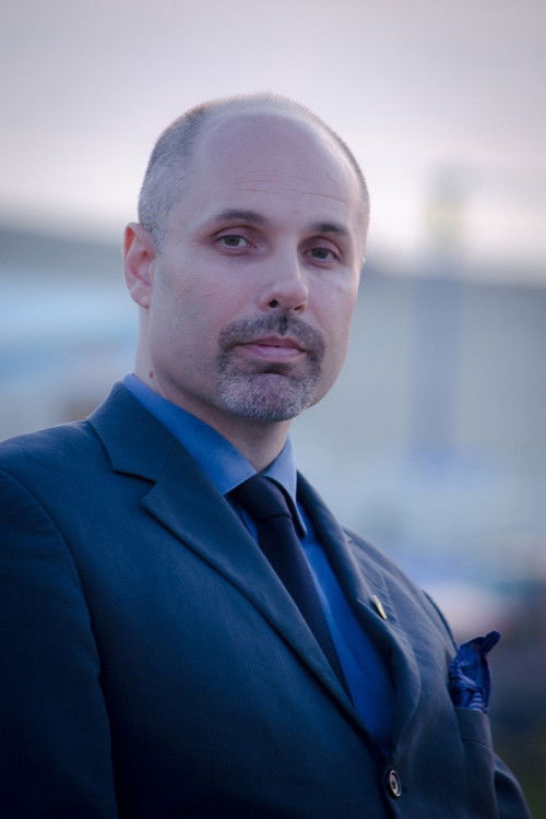 Erwin Bozzolini as Waiter