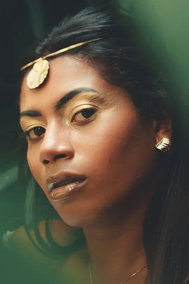 Leona Vingativa as Self