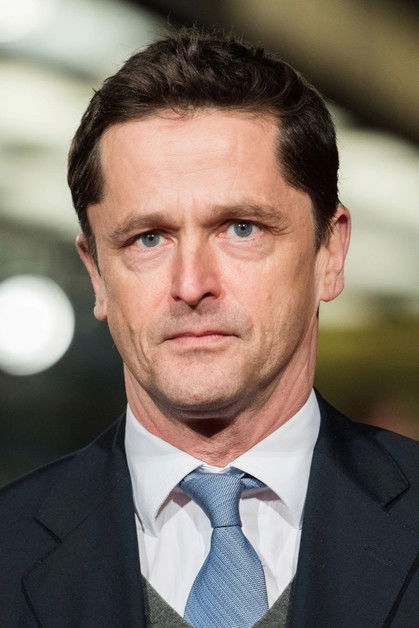 Peter Czernin as Lester