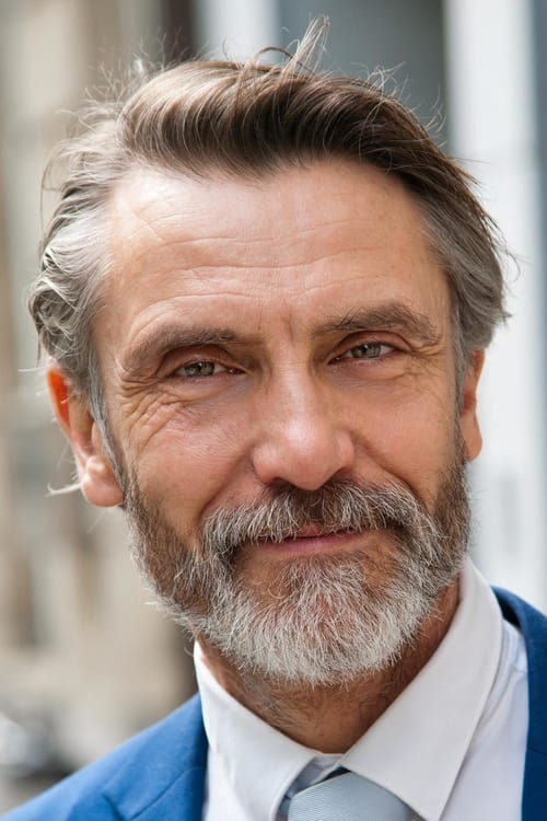 Lucas Tavernier as Capitaine Lommel