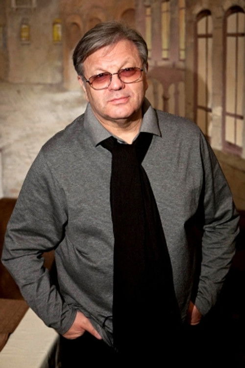 Ilya Noyabrev as Frank, the family doctor