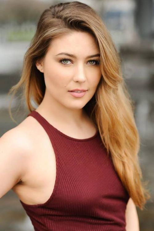 Taylor Tunes as Teresa Wright