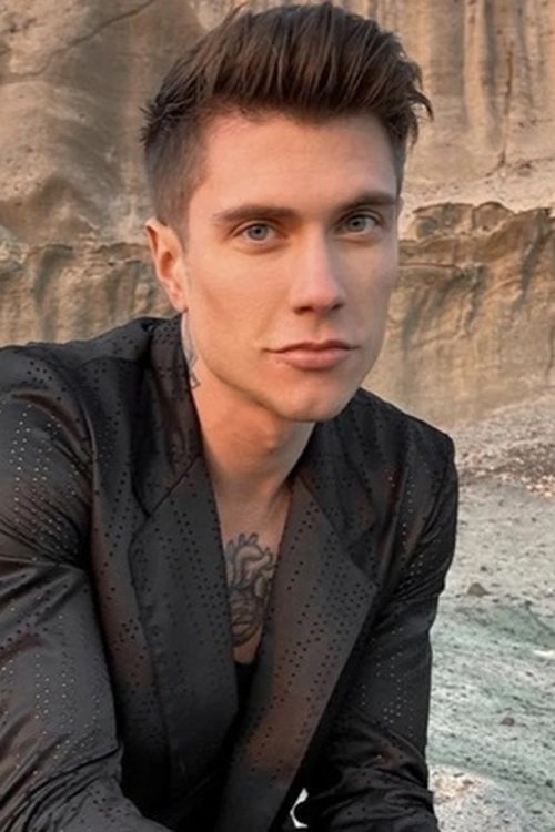 Benjamin Mascolo as Roy