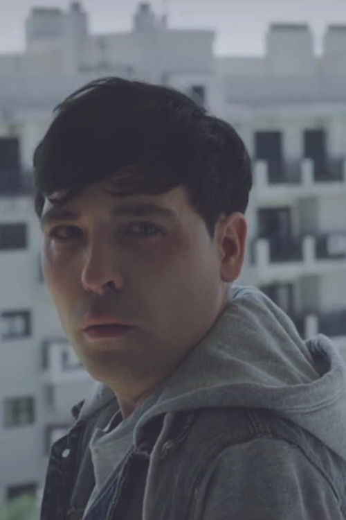 Luis Flor as Víctor Fornés