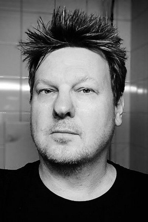 Rike Jokela as Henkilö live-chatissä