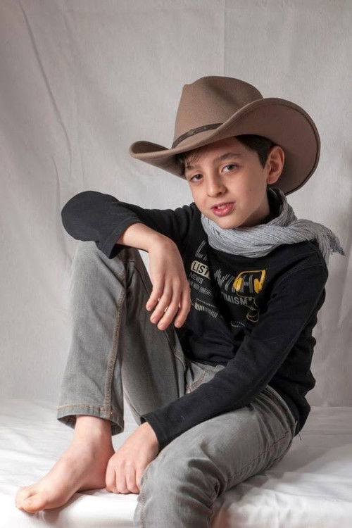 Marcel Gómez as Hugo