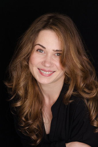 Iulia Lumânare as Woman