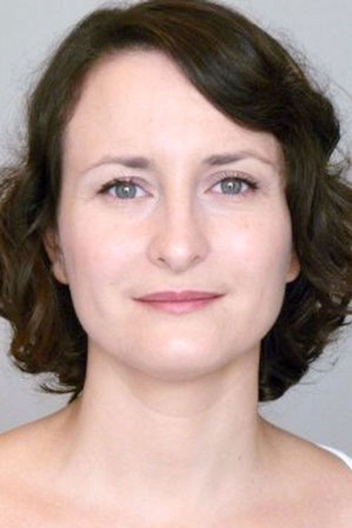 Isabelle Auvray as Carine