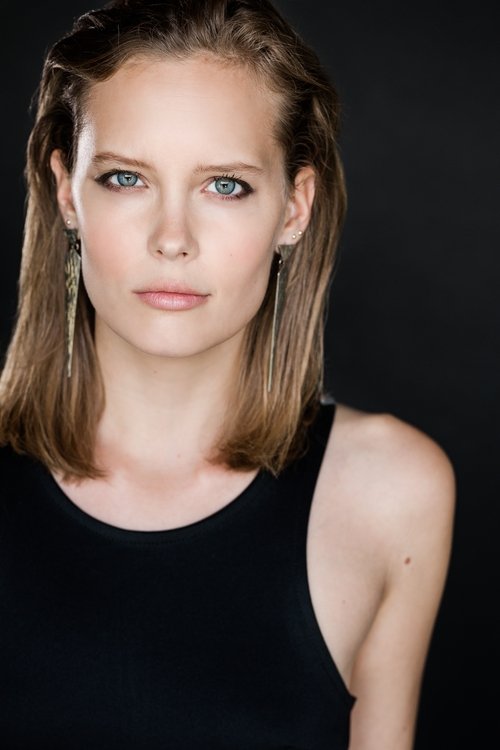 Summer Mastain as Naomi