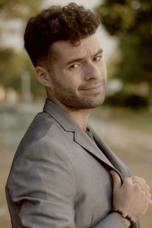 Emanuele De Sio as Leonard Finch