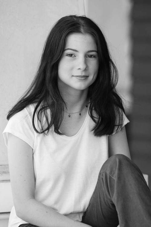 Olivia Martinelli as Mia