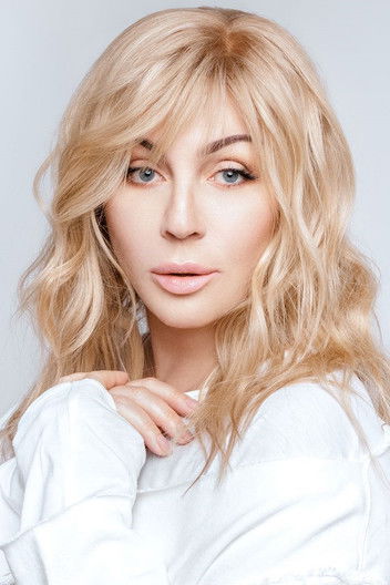 Iryna Bilyk as Alice's mother