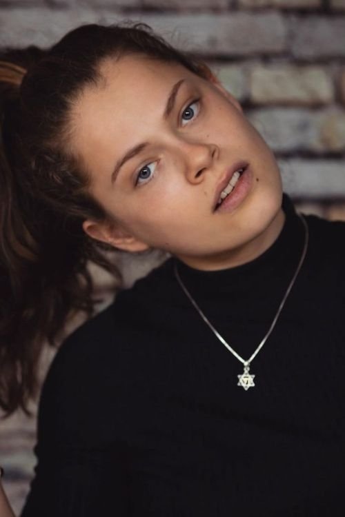 Shira Duizend as Isabel