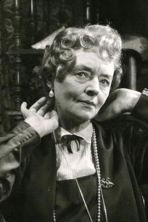 Dagny Stenius as Svärmodern