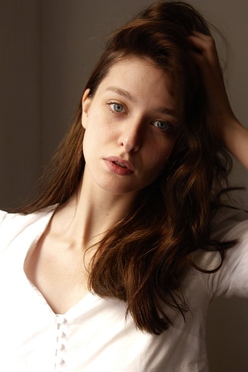 Dharma Mangia Woods as Francesca