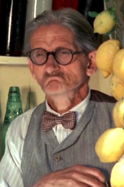 Alfredo Capitani as Street Vendor (uncredited)