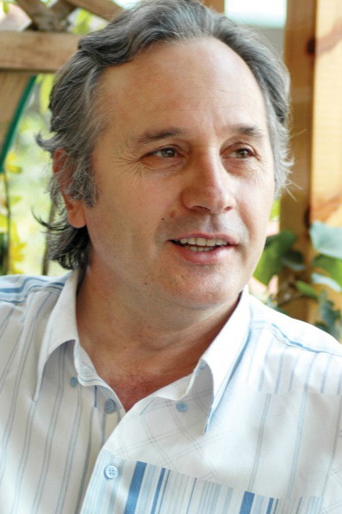 Besnik Bisha as mësuesi