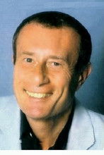 Sacha Briquet as (segment "L'Homme qui vendit la tour Eiffel")