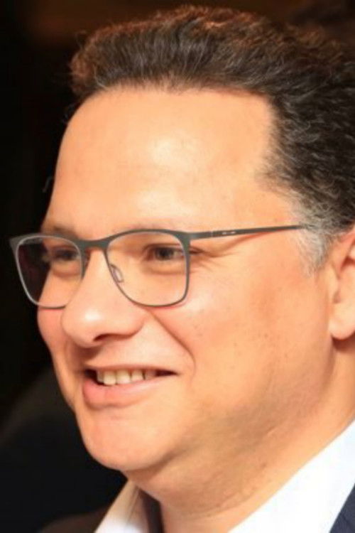 Sharif Amer as المذيع ضيف شرف