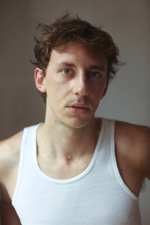 Alix Gavoille as Max Moreau