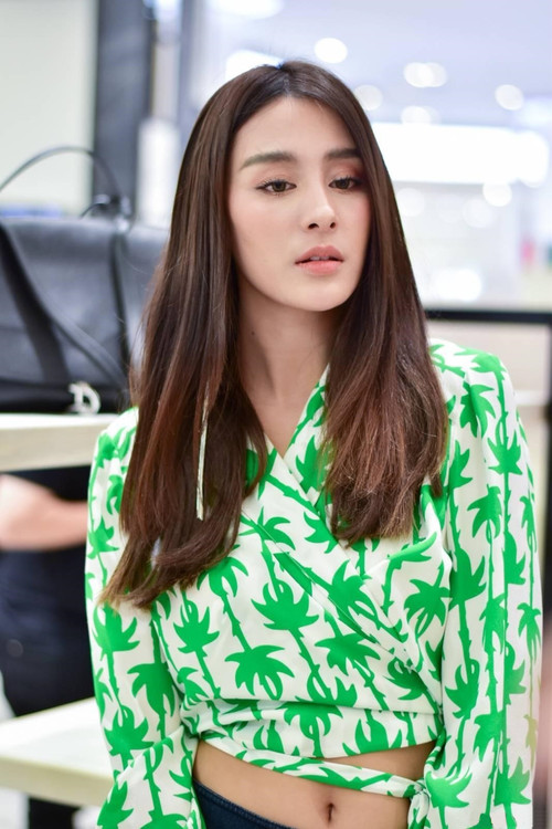 Mean Aujjima Kosuma as Chompoo