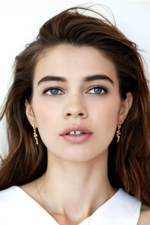 Iulia Cârstea as Young Woman