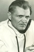 Joe De Stefani as Dr. Stoddard
