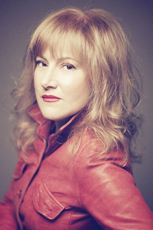 Elly Paspala as Singer