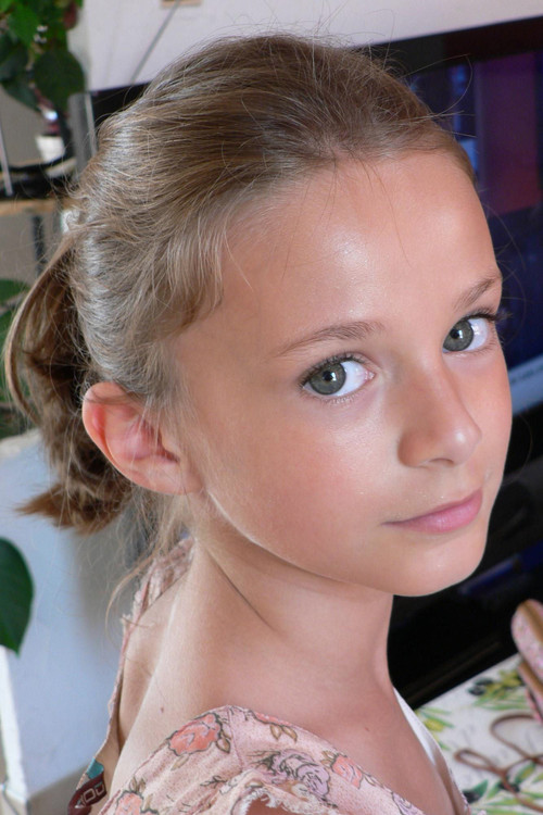 Clara Boyer as Rosella