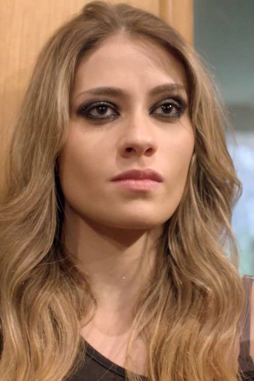 Ale Ugarte as Regina