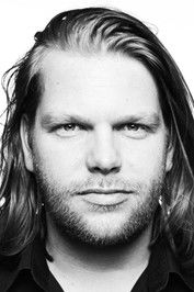 Korneel Evers as Omroeper