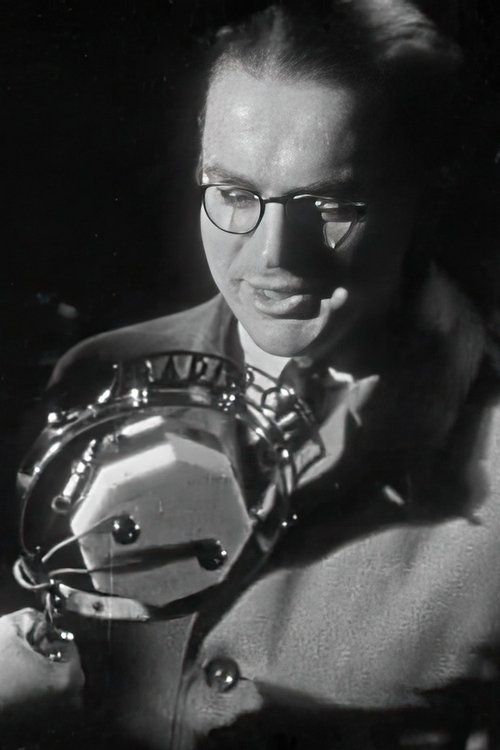 André Zwobada as The man driving the cart