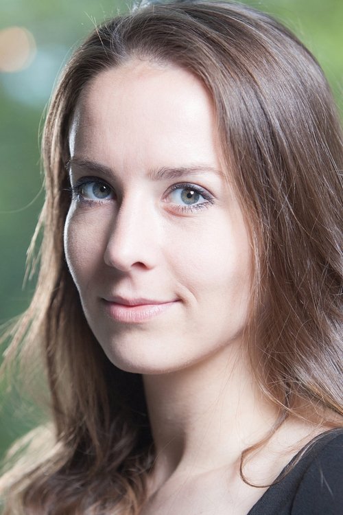 Hella Tolnai as Juli