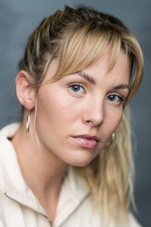 Lauren Staerck as Cassie