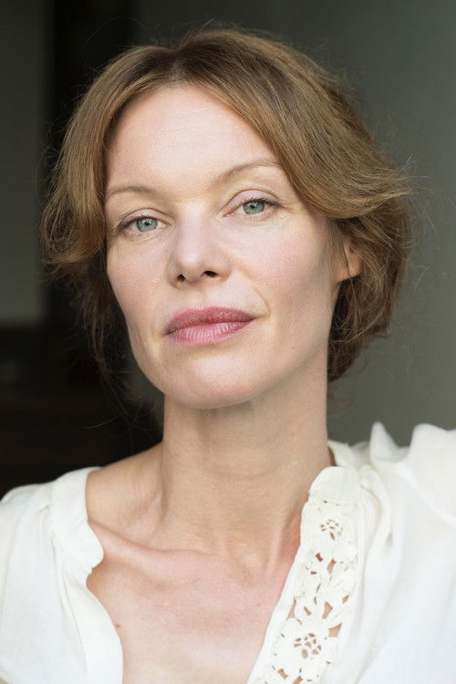 Mona Petri as Simone