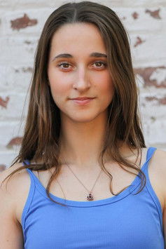 Sofia Dean as Stefanie