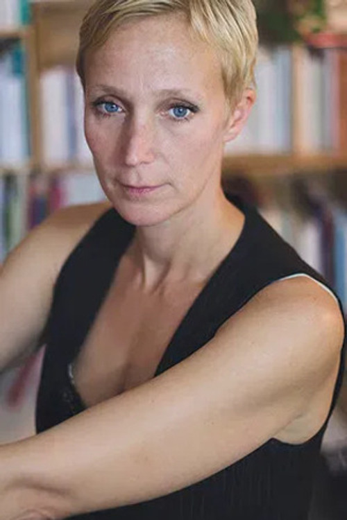 Laura van Maaren as The manager