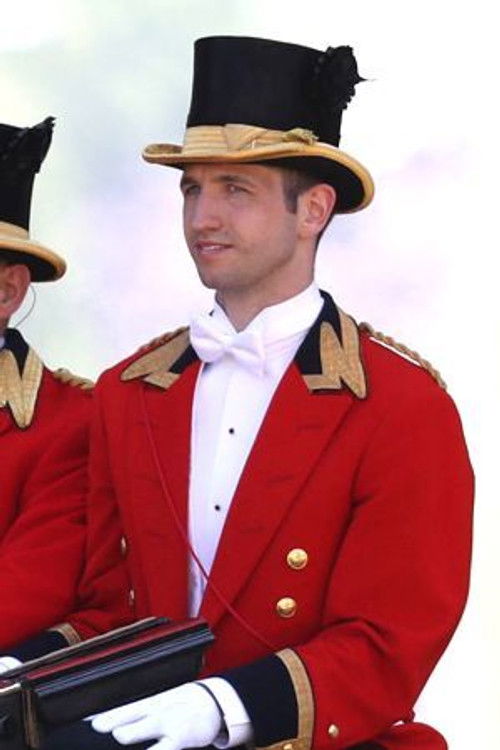 Andrew Leckie as Officer Farrow
