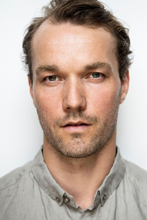 Max Woelky as Sascha