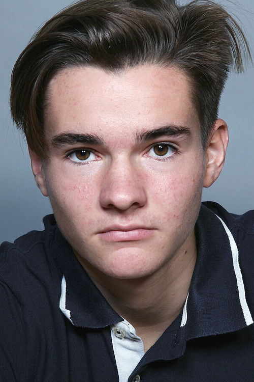 Janosh Hetzel as Frank Hoffmann