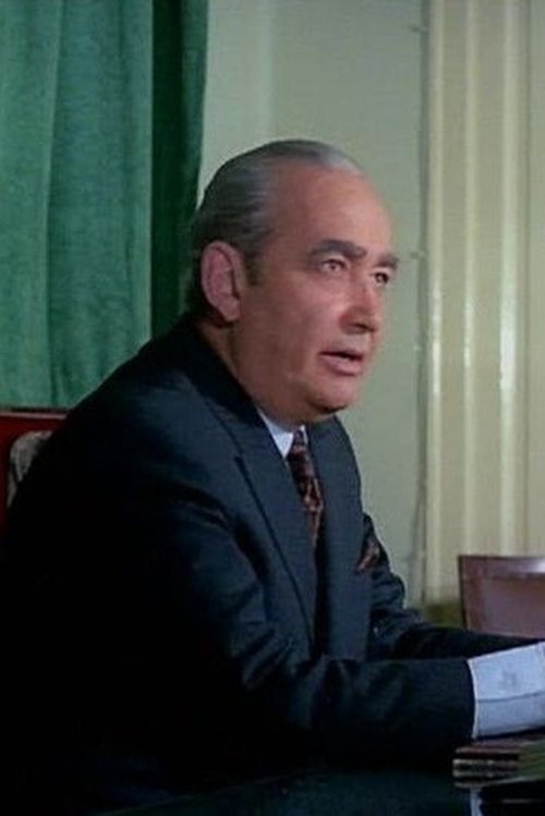 Ali Ezz ElDein as مدير المباحث