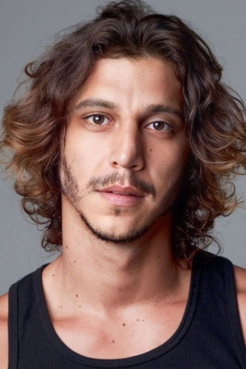 Daniel Pereira as Carlos