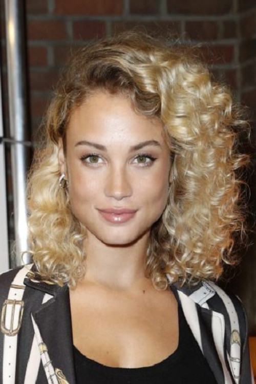 Rose Bertram as Stephanie