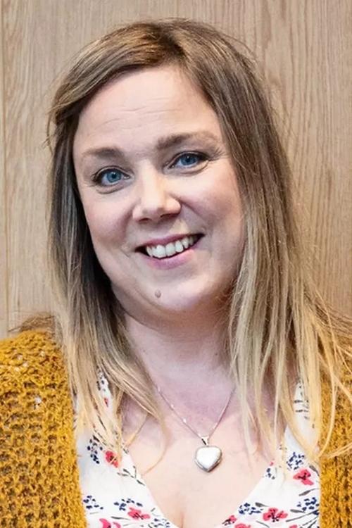 Pihla Penttinen as Virve, pizzerian tarjoilija