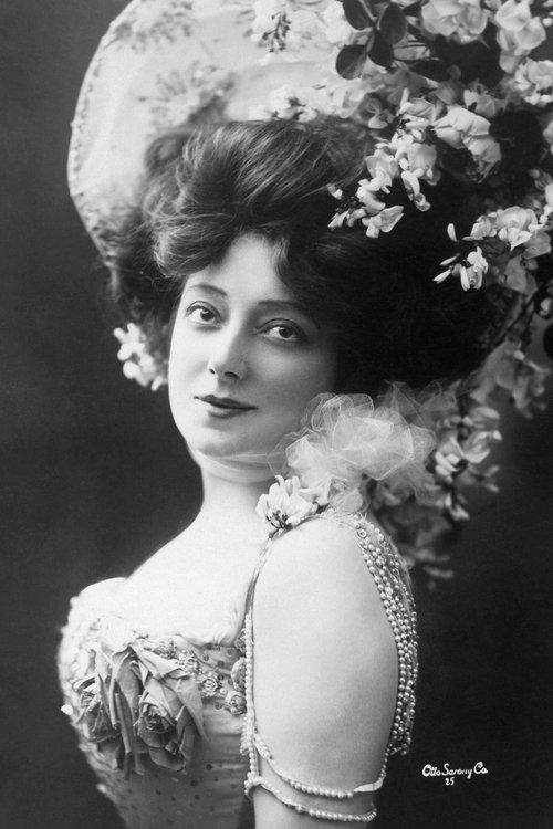 Anna Held as The Comet