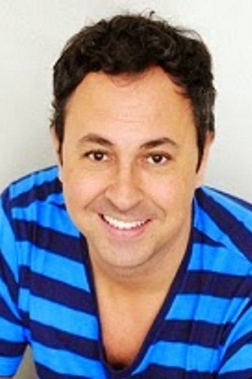 Guilherme Uzeda as Leonardo Cunha