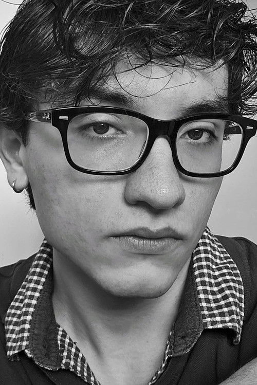 Caíque Gaspar as Waiter