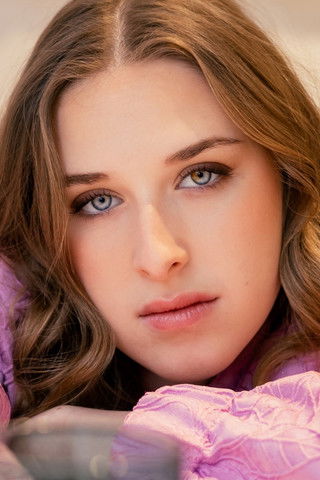 Héléna Bailly as Self